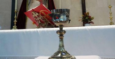Чашу, расстрелянную боевиками ИГИЛ, выставят в испанских католических церквях