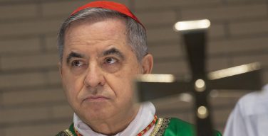 Папа принял отставку кардинала Анджело Беччу