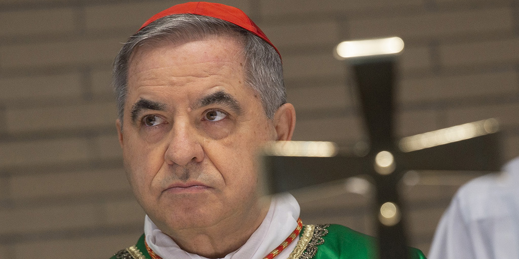 Папа принял отставку кардинала Анджело Беччу