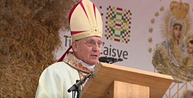 Архиепископ Тадеуш Кондрусевич обратился к десяткам тысяч верующих Литвы