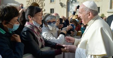 На общей аудиенции Папа Франциск призвал излечить мир от общественно-экономических вирусов (ФОТО)