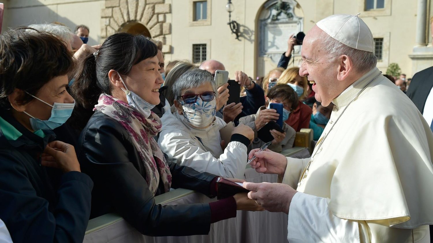 На общей аудиенции Папа Франциск призвал излечить мир от общественно-экономических вирусов (ФОТО)