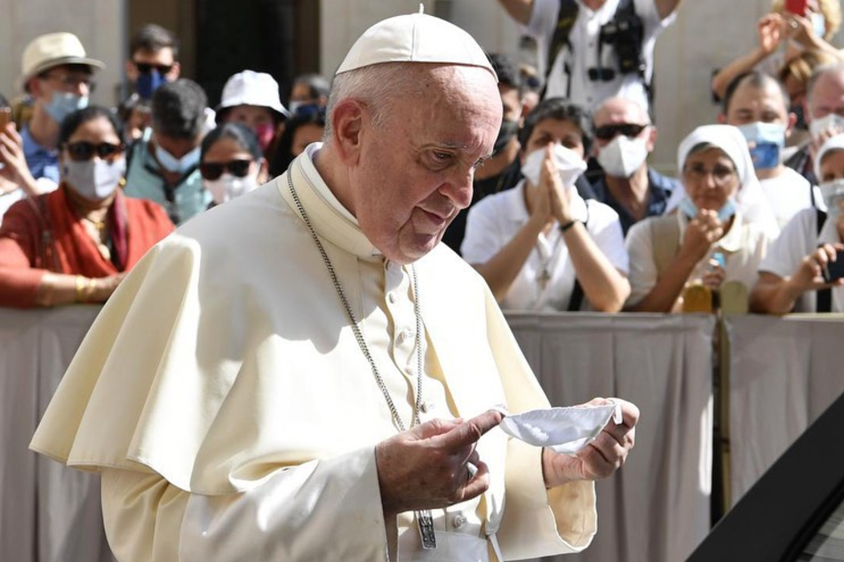 Папа Римский находится под постоянным наблюдением врачей