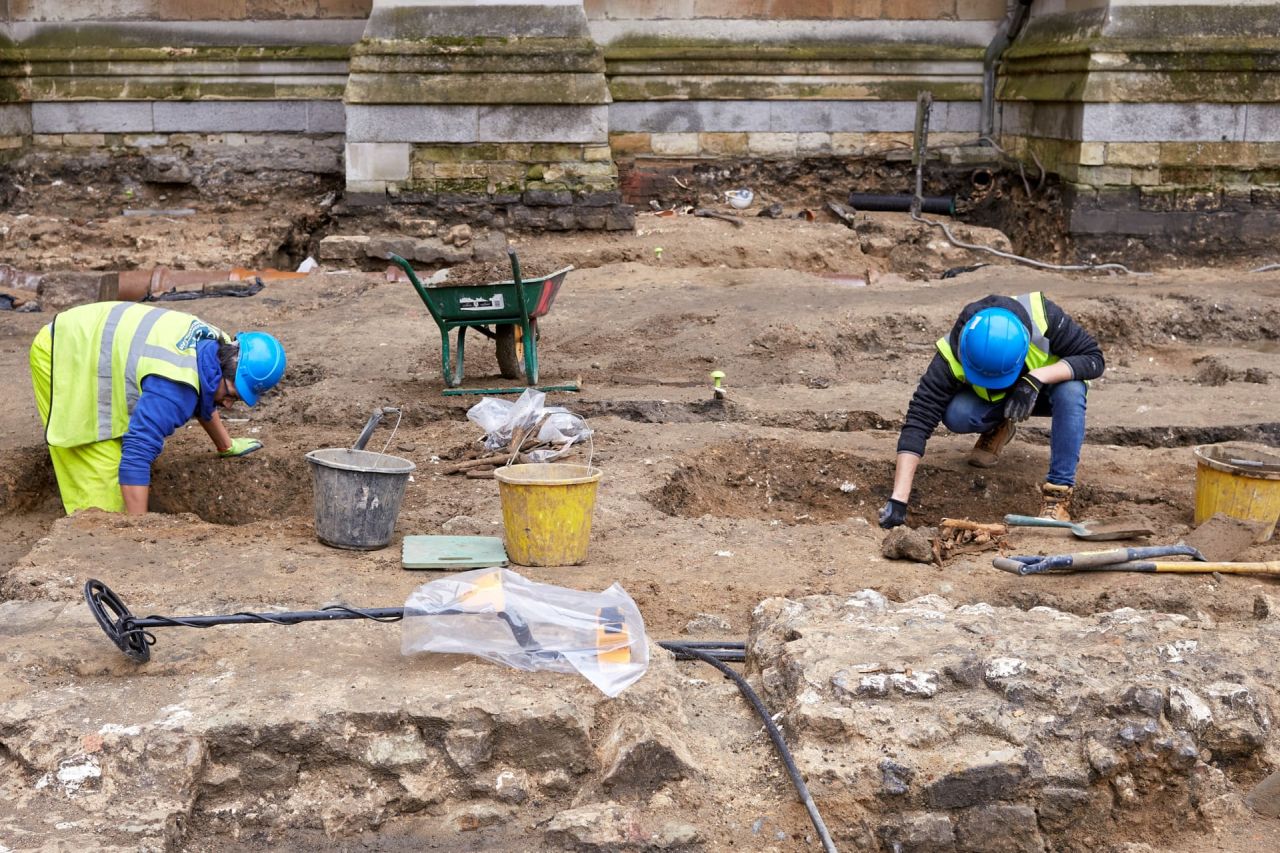 На территории Вестминстерского аббатства нашли средневековую ризницу и монастырское кладбище