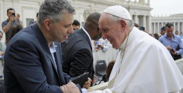 Пресс-секретарь Архиепархии пояснил слова Папы Франциска об однополых союзах