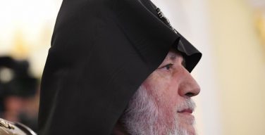 Католикос всех армян благословил священников, отправляющихся в Карабах