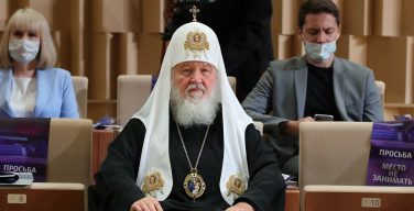 Патриарх Кирилл просит Володина организовать широкое обсуждение поправок об изъятии детей из семьи