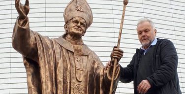 Статуя Святого Иоанна Павла II появилась в Иркутске (ФОТО)