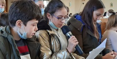 Дети из иркутского католического прихода приняли участие в акции «Миллион детей молится Розарием»