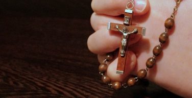 В РПЦ прокомментировали случай в школе Швеции, где ученика попросили снять крест