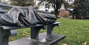 В американском Огайо прохожий принял статую Христа за бездомного и вызвал полицию
