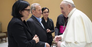 Папа Франциск встретился с родителями убитого в Италии священника