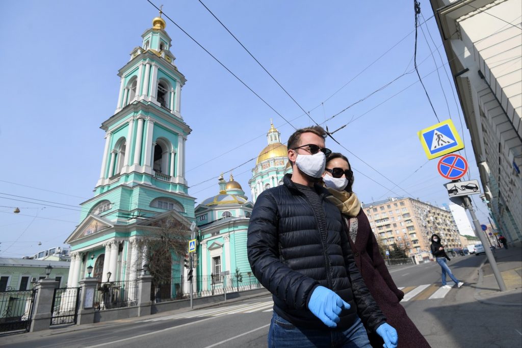 В РПЦ призвали прихожан к обязательному ношению масок и перчаток