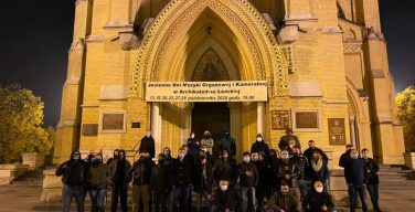 В Польше католики вышли на защиту храмов от нападений и вандализма митингующих против запрета абортов