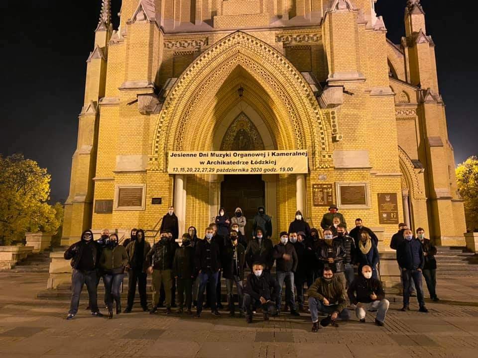 В Польше католики вышли на защиту храмов от нападений и вандализма митингующих против запрета абортов