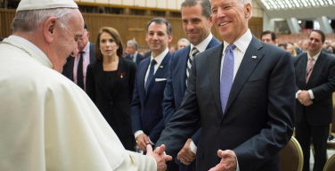 Папа Франциск побеседовал по телефону с Джо Байденом