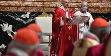 Папа на Мессе поминовения иерархов призвал смотреть на смерть глазами веры