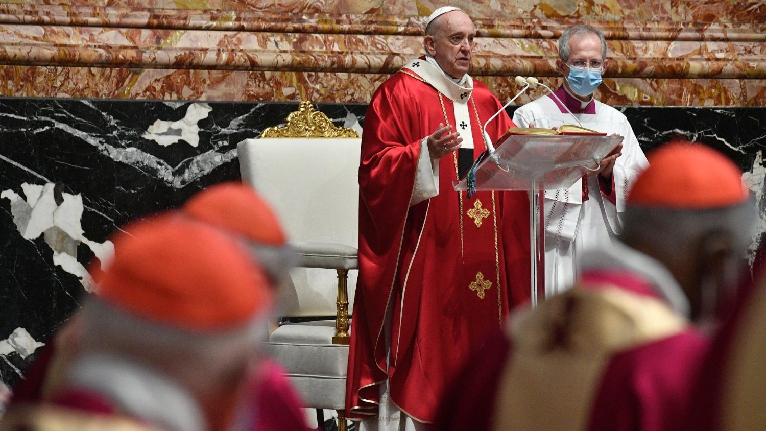 Папа на Мессе поминовения иерархов призвал смотреть на смерть глазами веры