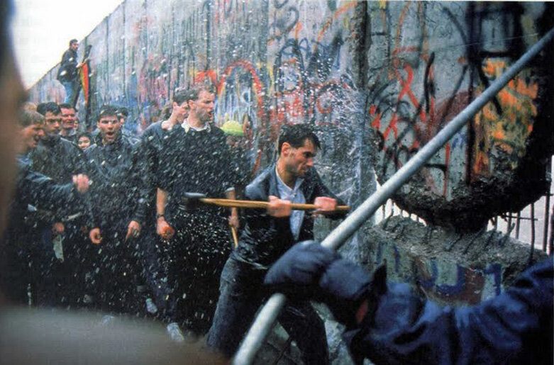 9 ноября 1989 года началось разрушение Берлинской стены