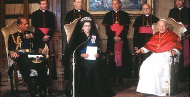 40 лет назад королева Елизавета II стала первым в истории британским монархом, посетившим Ватикан