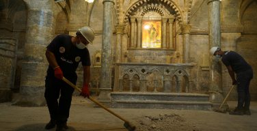 Ирак: молодые мусульмане восстанавливают католический храм в Мосуле (ФОТО)