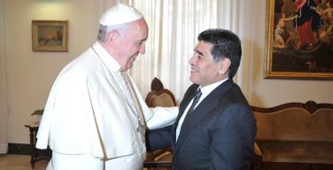 Папа молится об упокоении Диего Марадоны