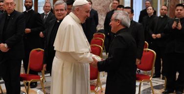 Папа – пресвитерам: исцелять мир от вируса безразличия