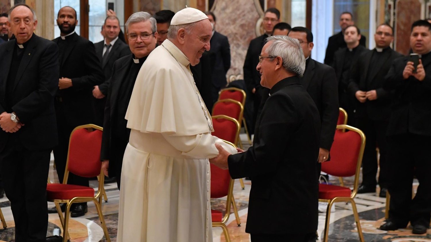 Папа – пресвитерам: исцелять мир от вируса безразличия