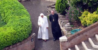 Бенедикт XVI возобновил прогулки по садам Ватикана