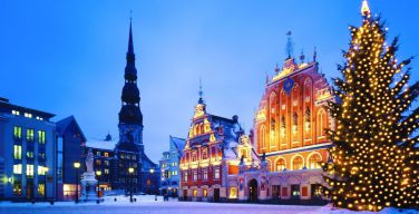 Латвия: на Рождество в церквях ограничат количество верующих