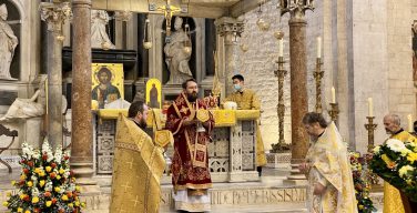 Митрополит Волоколамский Иларион совершил Божественную литургию на мощах святителя Николая в Бари