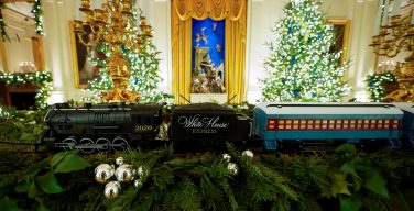 Мелания Трамп в последний раз украсила Белый дом к Рождеству (ФОТО)