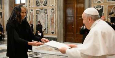 Папа Франциск принял верительные грамоты у новых послов при Святейшем Престоле