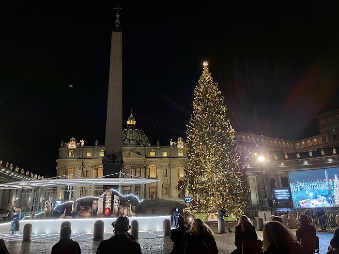 На площади Святого Петра засияла рождественская елка (ФОТО + ВИДЕО)