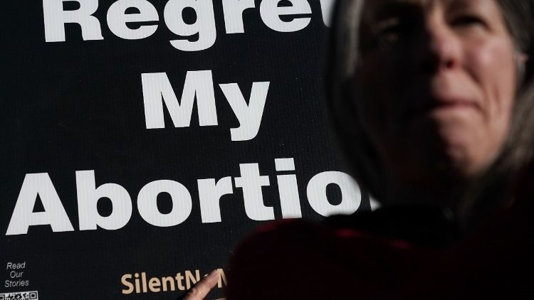 Байден отменил запрет финансирования абортов: реакция американских епископов