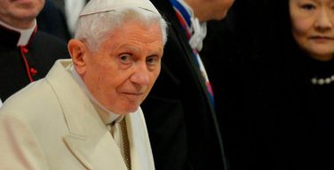 Папа на покое Бенедикт XVI собирается привиться от коронавируса