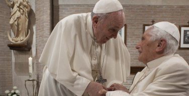 Действующий Папа и Папа на покое получили прививку от коронавируса