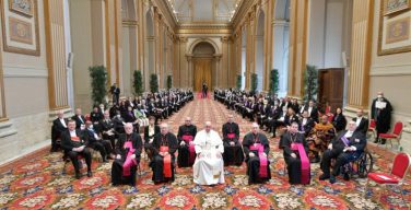 Папа Франциск встретился с дипломатическим корпусом и говорил о вызовах, стоящих перед современным миром