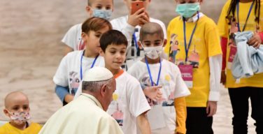 Папа Франциск опубликовал твит в Международный день борьбы с раком у детей