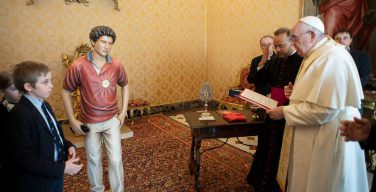 Папа Франциск благословил статую Карло Акутиса для сиротского приюта в Египте