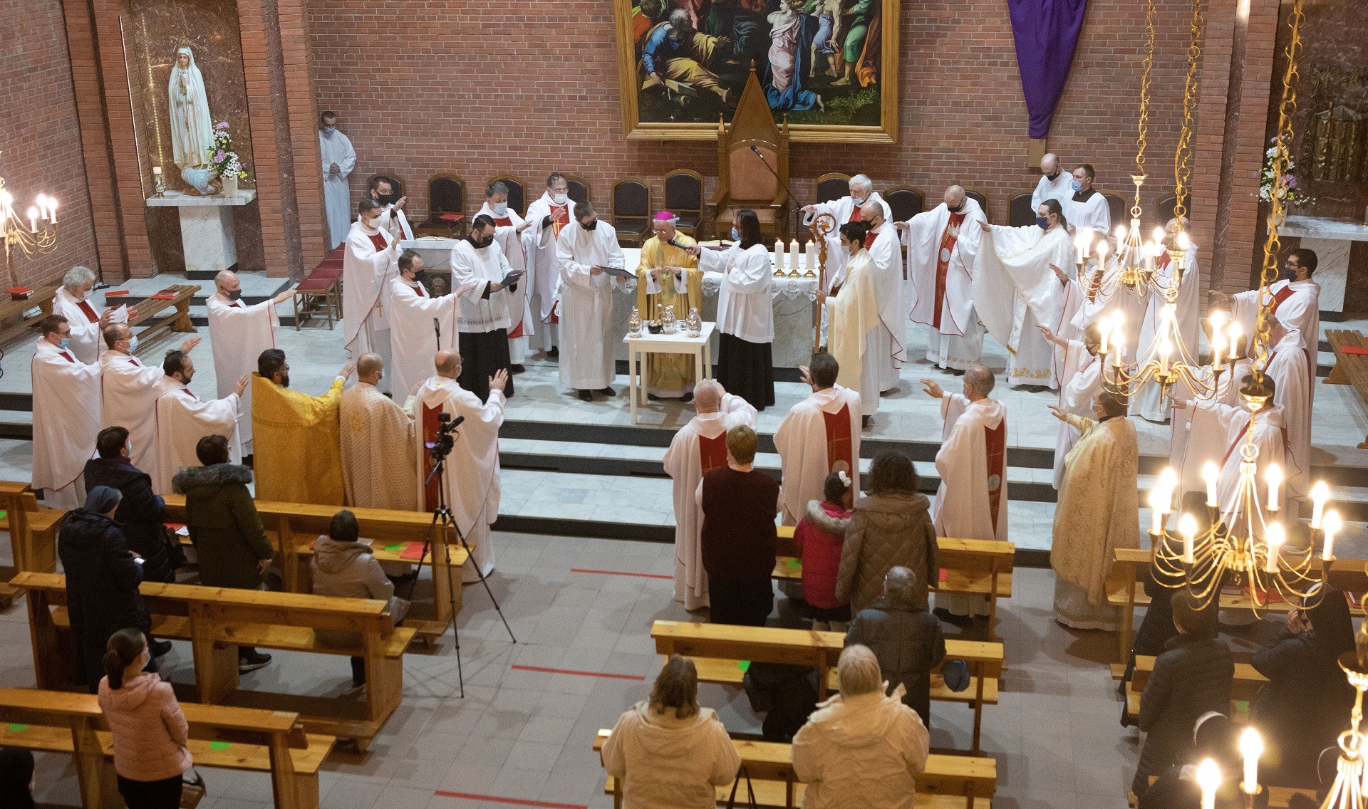 Месса освящения мира и елея с участием епархиального духовенства прошла в Кафедральном соборе Новосибирска (+ фото)