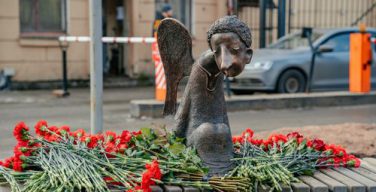 В Петербурге появился мемориал «Печальный ангел» в память о погибших в пандемию медиках