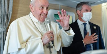 Папа Франциск дал пресс-конференцию на борту самолета по пути из Багдада в Рим