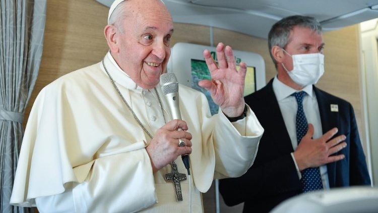 Папа Франциск дал пресс-конференцию на борту самолета по пути из Багдада в Рим
