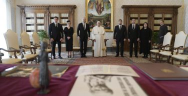 Денис Шмыгаль передал Папе Франциску приглашение посетить Украину по случаю 30-летия независимости