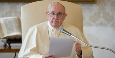 Темой катехезы Папы в среду Светлой седмицы стала связь христианской молитвы с истиной общения святых