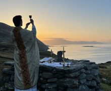 В Ирландии католический священник служил Мессу в скалах из-за ограничений, связанных с распространением коронавируса