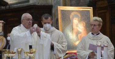 В воскресенье Октавы Пасхи (Божьего милосердия) Папа Франциск возглавил Святую Мессу