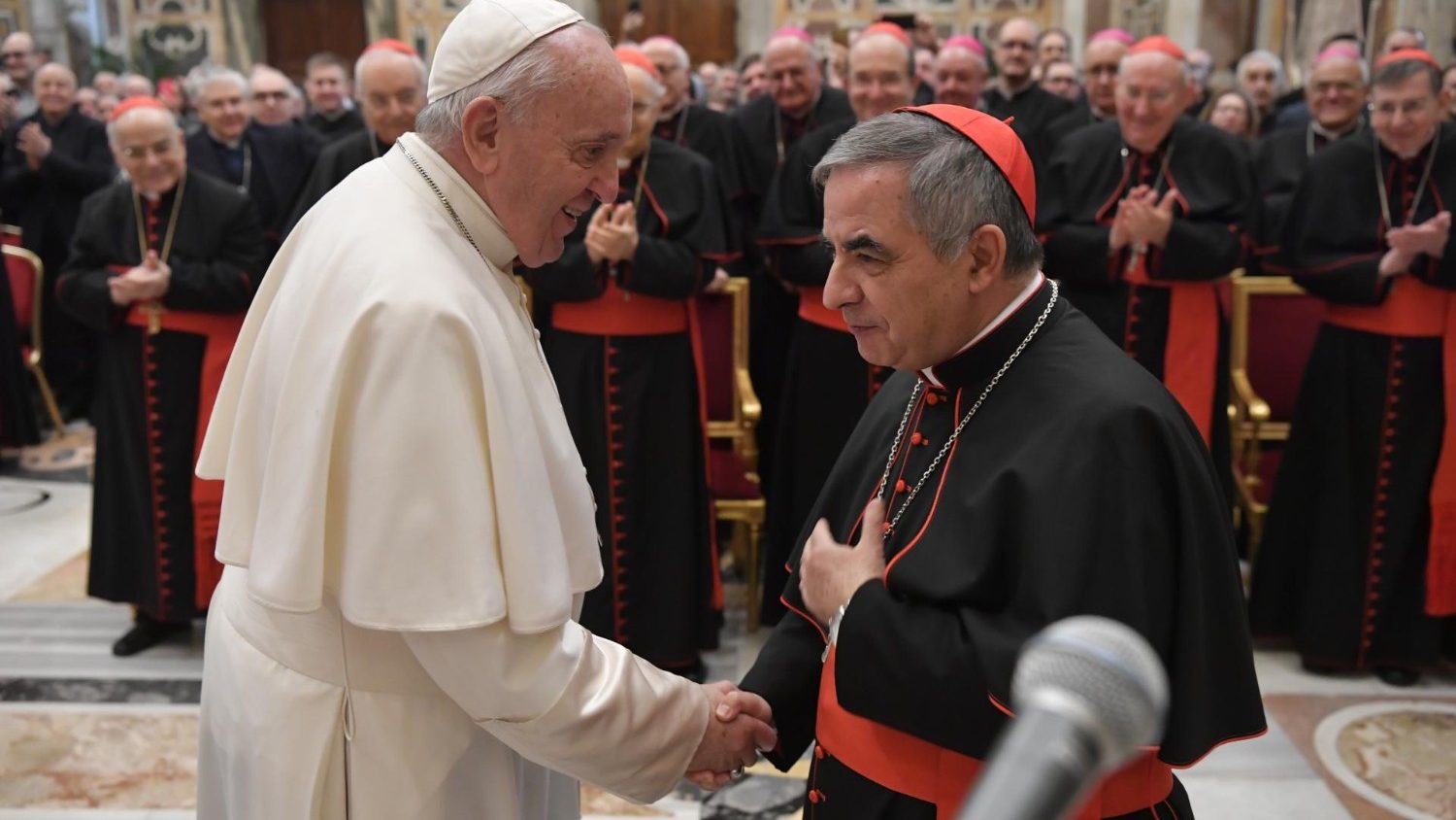 Папа совершил Мессу Вечери Господней в доме кардинала Беччу