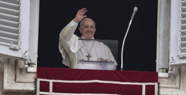 В воскресенье Папа снова поприветствует верных из окна Апостольского дворца